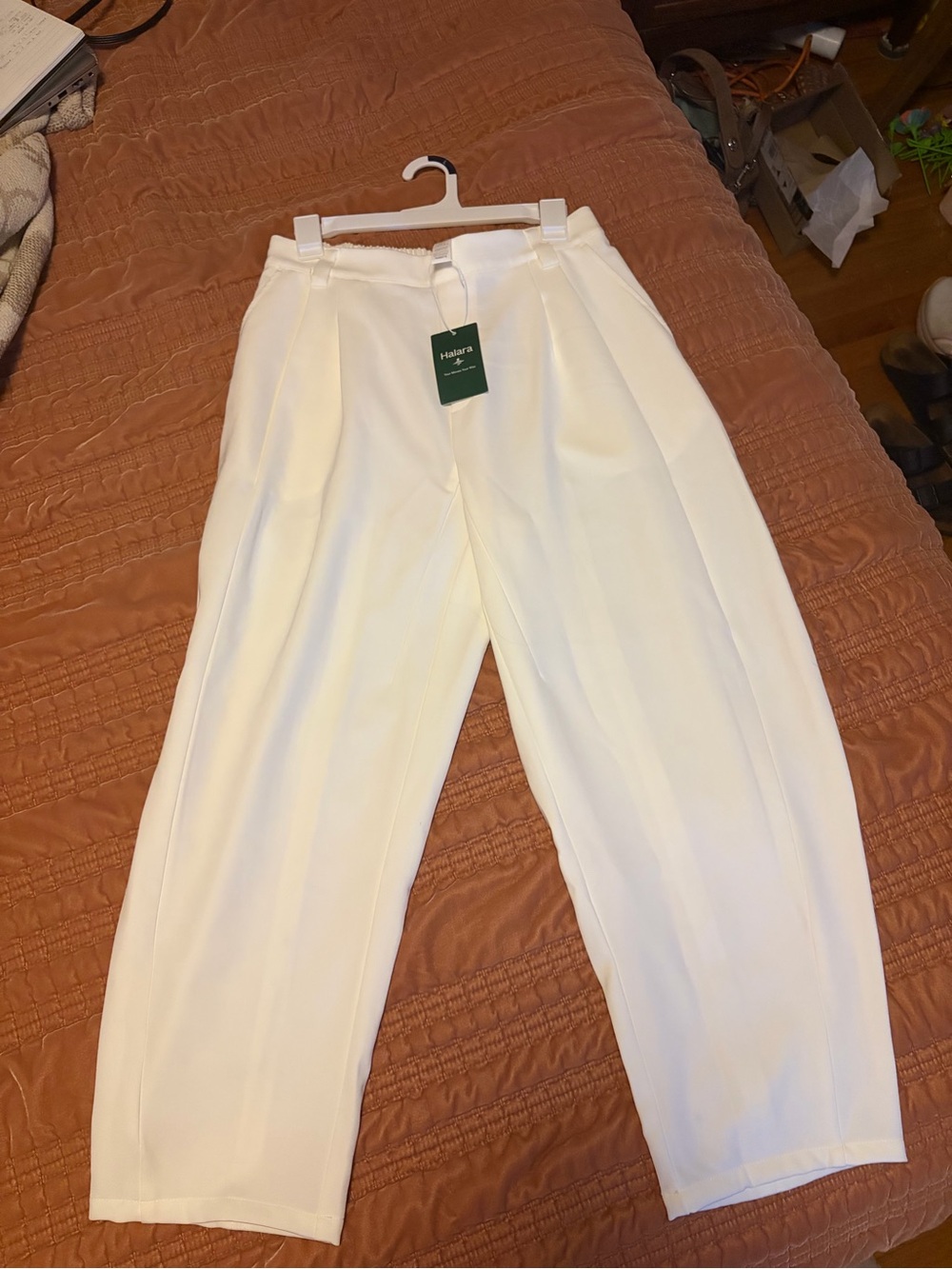 HALARA White High-Waist Pleated Trousers